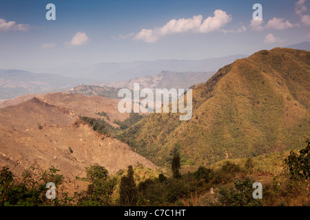 India, Nagaland, Mon, colline disboscate da Konyak Naga slash e masterizzare agricoltura vicino al confine birmano Foto Stock