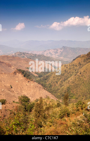 India, Nagaland, Mon, colline disboscate da Konyak Naga slash e masterizzare agricoltura vicino al confine birmano Foto Stock