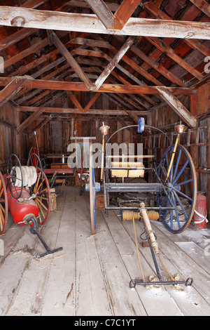 Le attrezzature antincendio in casa di fuoco, Bodie State Historic Park, California, Stati Uniti d'America Foto Stock