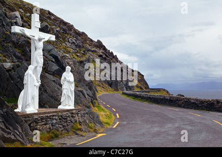 Dingle testa Slea crocifisso, Slea Head Drive, penisola di Dingle, nella contea di Kerry, Irlanda Foto Stock