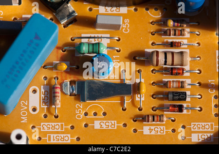 Componenti elettrici su una scheda a circuito stampato Foto Stock