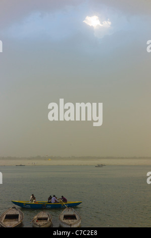 Sul ghats di Varanasi (Benares) dal fiume Gange. Foto Stock