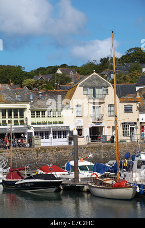 Barche ormeggiate a West Quay e porto a Padstow, Cornwall UK nel mese di maggio Foto Stock