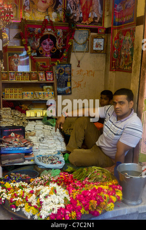 La gente nei vicoli e nelle strade di Varanasi (Benares) India la più antica e la più importante città santa. Foto Stock