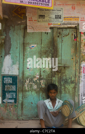 La gente nei vicoli e nelle strade di Varanasi (Benares) India la più antica e la più importante città santa. Foto Stock