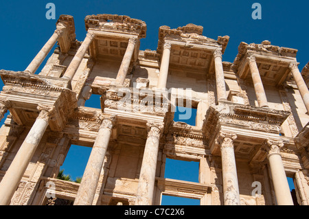 Rovine della facciata della biblioteca di Celso bibliotheque nell'antica città di Efeso in Turchia Foto Stock