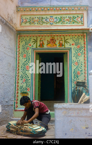 La gente nei vicoli e nelle strade di Varanasi (Benares) India la più antica e la più importante città santa. Foto Stock