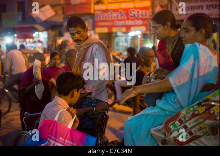 La gente nei vicoli e nelle strade di Varanasi (Benares) India la più antica e la più importante città santa. Foto Stock