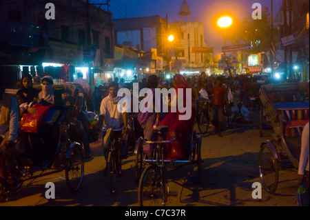 La gente nei vicoli e nelle strade di Varanasi (Benares) India la più antica e la più importante città santa. Foto Stock