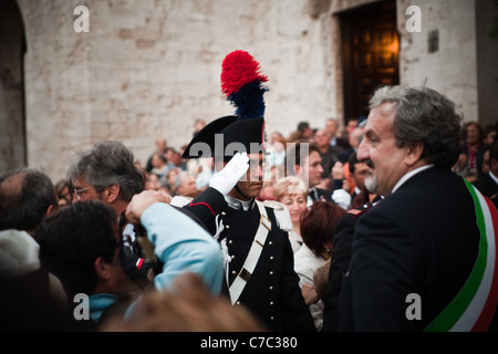 Saint Nicholas' processione che si svolge a Bari, nel sud dell'Italia. In questa immagine Michele Emiliano, sindaco della città di Bari. Foto Stock