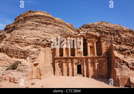 Il monastero, scolpito nella roccia, di Petra, Giordania Foto Stock