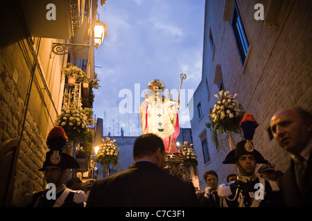 Saint Nicholas' tradizionale processione che si svolge entro la città vecchia di Bari nel sud dell'Italia. Foto Stock