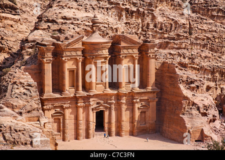 Il monastero, scolpito nella roccia, di Petra, Giordania Foto Stock