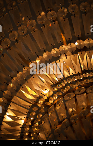 Fotografia astratta di un lampadario di cristallo Foto Stock