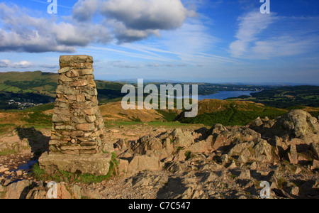 La vista che si affaccia Windermere, dal vertice di Loughrigg Fell, Parco Nazionale del Distretto dei Laghi, Cumbria, Inghilterra Foto Stock