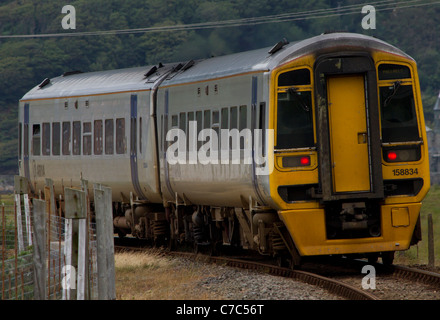 Un treno a più unità su una linea di diramazione rurale. Foto Stock