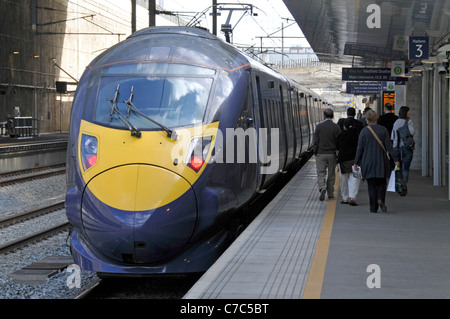 Southeastern trasporti pubblici alta velocità giavellotto treno alla stazione Internazionale di Stratford che serve 2012 Olympic Park e il centro commerciale Westfield London Foto Stock