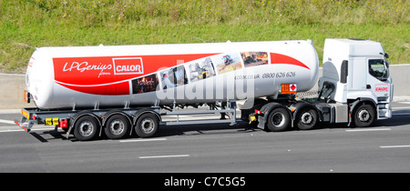 Calor gas autocisterna consegna rimorchio camion camion con Hazchem sostanze chimiche pericolose e merci pericolose segno di avvertimento Inghilterra sul Regno Unito autostrada Foto Stock