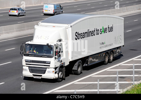 Catena di fornitura dei punti vendita articolati M&S semplificata DAF CF hgv camion e rimorchio con slogan per il risparmio di carburante autostrada M25 Essex Inghilterra Regno Unito Foto Stock