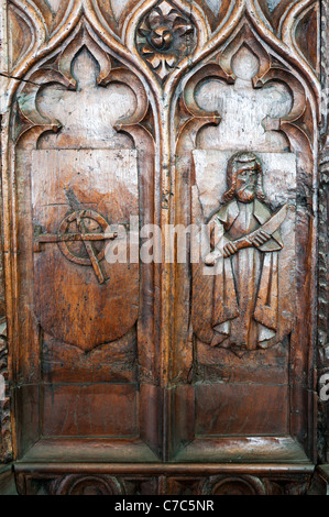 Legno scolpito le estremità del banco in St Sampson la Chiesa, a Golant Cornwall, vedere la descrizione per i dettagli. Foto Stock