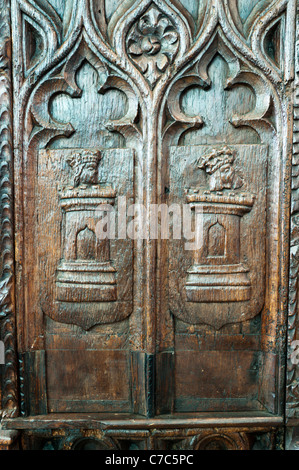 Legno scolpito le estremità del banco in St Sampson la Chiesa, a Golant Cornwall, vedere la descrizione per i dettagli. Foto Stock