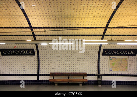 Piattaforma piastrellato del Concorde La stazione della metropolitana di Parigi, Francia Foto Stock