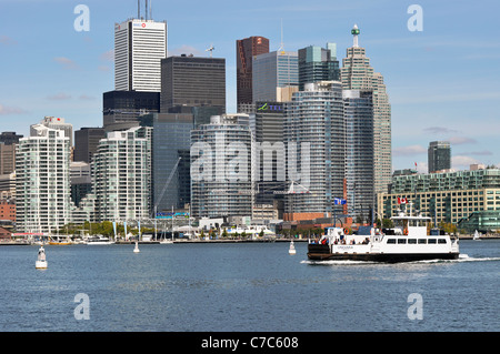 Toronto vista del porto, alto luogo Condos, barca sul lago, centro finanziario Foto Stock