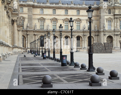 Una fila di lampade lungo un percorso in un cortile a Parigi, Francia. Foto Stock