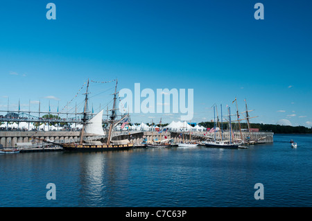 Sei Tall navi ancorate presso le banchine del Vecchio Porto di Montreal Foto Stock