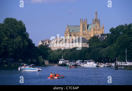Lago cittadino (plan d'eau du Saulcy) e la cattedrale di Saint Etienne, la città di Metz, della Mosella, regione della Lorena, Francia Foto Stock