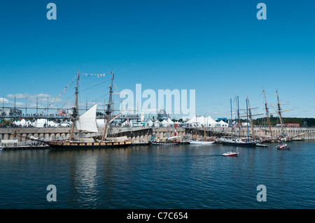 Sei Tall navi ancorate presso le banchine del Vecchio Porto di Montreal Foto Stock