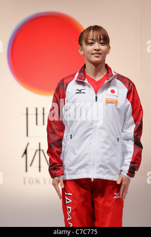 Rie Tanaka (JPN) pone per le foto alla conferenza stampa di Ginnastica Artistica Campionati del Mondo 2011. Foto Stock