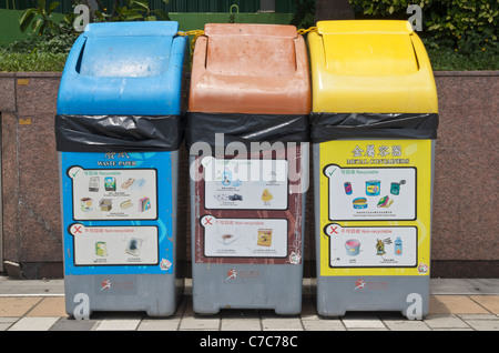 Il riciclaggio bidoni della spazzatura a Hong Kong, Cina Foto Stock