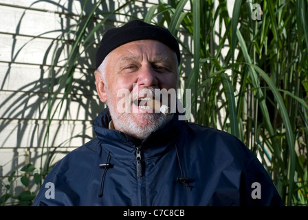 Il fumatore di sigari in giardino Foto Stock