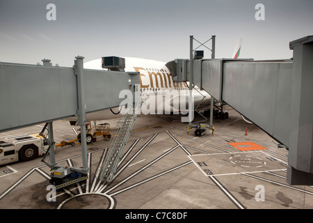 Regno Unito, Manchester Airport, Emirates Airlines Un380 Business separato e passeggero di Prima Classe ponte in aria sulla parte superiore del deck Foto Stock