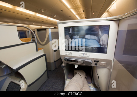 Regno Unito, Classe Business Viaggi aerei Emirates Airlines A380, sicurezza video su ghiaccio digttal TV di intrattenimento Foto Stock