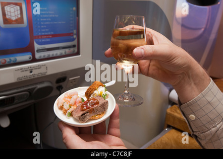 Regno Unito, Classe Business viaggi aerei, un bicchiere di vino e tartine serviti su Emirates Airlines A380 Foto Stock