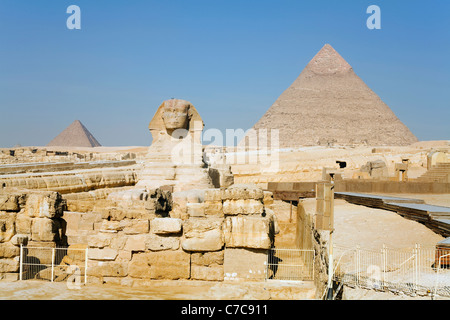 La Grande Sfinge e le Piramidi di Khafre e Menkaure all'Altopiano di Giza a Il Cairo, Egitto Foto Stock