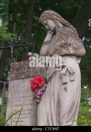 Pietra tombale nel cimitero Lychakivske, Lviv Foto Stock