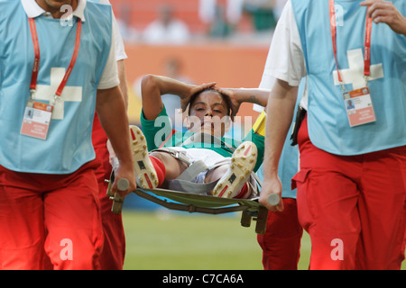 Messico team capitano Maribel Dominguez è portato fuori dal campo dopo essere stato scosso durante un 2011 Coppa del Mondo Donne Gruppo corrispondono Foto Stock