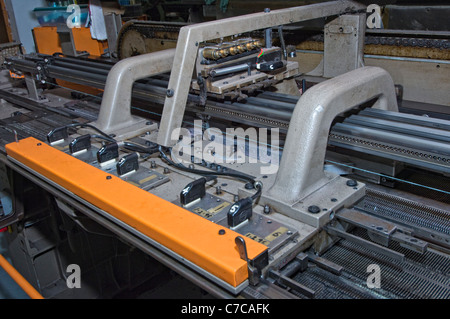 Il carrello industriale flatbed macchina di lavorazione a maglia Foto Stock