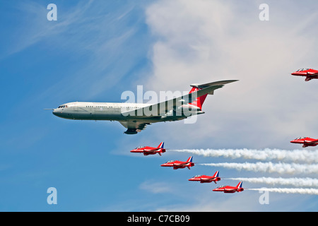 Al Royal International Air Tattoo, il RAF VC10 e le frecce rosse eseguirono un'incredibile esposizione di volo di formazione, mostrando le loro abilità di volo di precisione e il coordinamento tra i diversi tipi di velivoli. Foto Stock