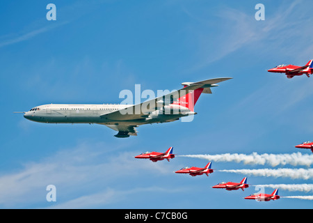 La RAF VC10 e la Red Arrows eseguirono una straordinaria formazione al Royal International Air Tattoo. L'aereo ha dimostrato di volare di precisione, mostrando le capacità dell'iconico VC10 e le abilità acrobatiche delle frecce rosse. Foto Stock
