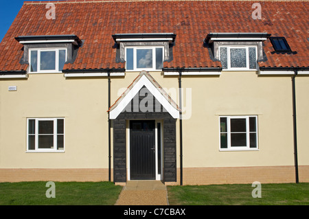 Case di recente costruzione su un misto di sviluppo nel villaggio di Bawdsey, Suffolk, Regno Unito. Foto Stock