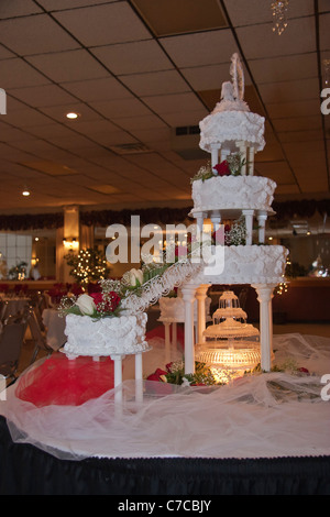 Grande torta a più livelli con fontana illuminata sotto sotto sotto sotto e spilla e statuette di scopa esposte sul tavolo durante il ricevimento negli Stati Uniti Foto Stock