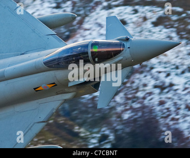 Royal Air Force Eurofighter Typhoon aeromobili su una bassa formazione di volo volo sulle colline del Galles centrale, shot dalle colline. Foto Stock