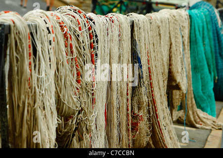 Essiccazione di reti da pesca nella rete a strascico Foto Stock