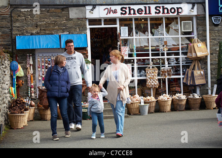 Famiglia fuori dal negozio di conchiglie a Padstow, Cornovaglia Regno Unito a maggio Foto Stock