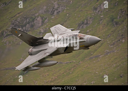 Panavia Tornado GR. 4 battenti a basso livello nel Galles centrale Foto Stock