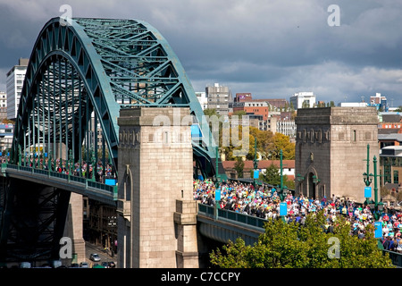 Guide di scorrimento nel 2011 Bupa Great North Run proveniente da sopra il Tyne Bridge di Newcastle, vista dal lato di Gateshead, Tyne and Wear Foto Stock